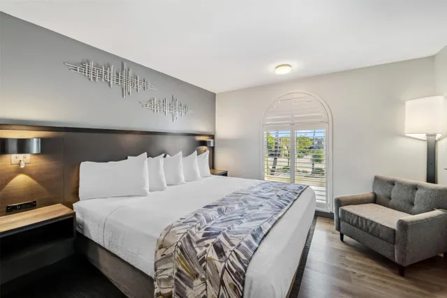 جناح جونيور بسرير كينج مع أريكة بمنطقة جلوس، Best Western Plus Hilltop Inn 1/3