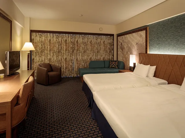 غرفة بريميير سوبيريور بسريرين منفصلين بإطلالة على البحر في الطابق العلوي، Okinawa Kariyushi Beach Resort Ocean Spa 2/2