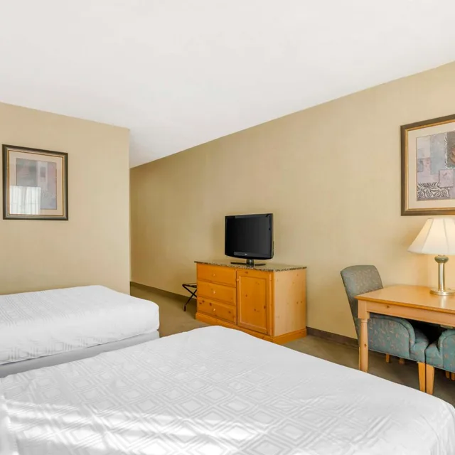 غرفة بسريرين كوين بحوض استحمام لذوي الإعاقة، Best Western Plus Revere Inn & Suites 1/5