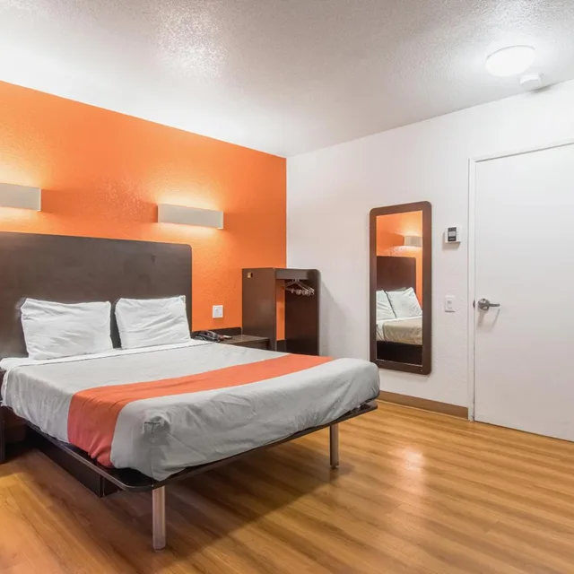 1 Queen Bed - ADA/RI Shower/Non-Smoking، Motel6 Bakersfield, CA - Central 1/8