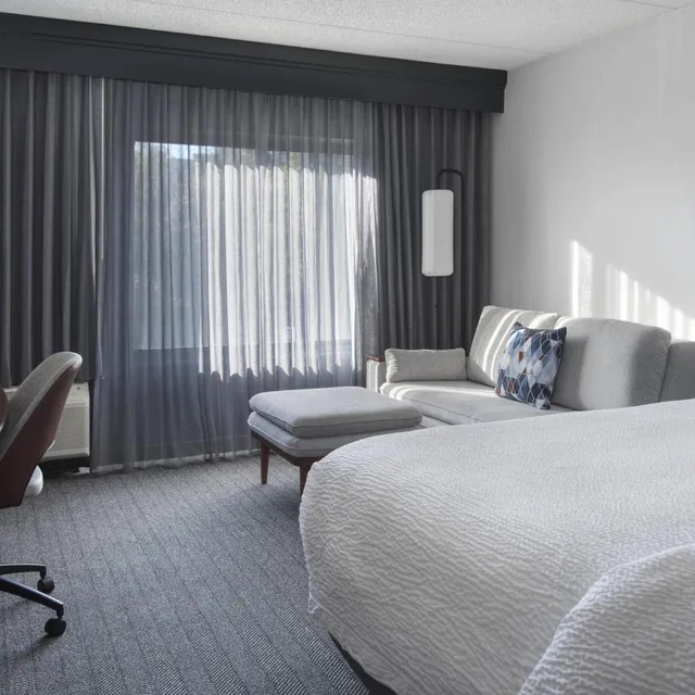 غرفة بسرير كينج مع أريكة بحوض استحمام لذوي الإعاقة، Courtyard Norwalk 4/10