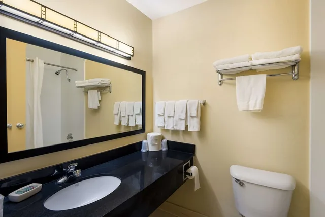 غرفة قياسية بسرير كينج بإطلالة على الفناء بشرفة، Best Western Prairie Inn & Conference Center 3/4