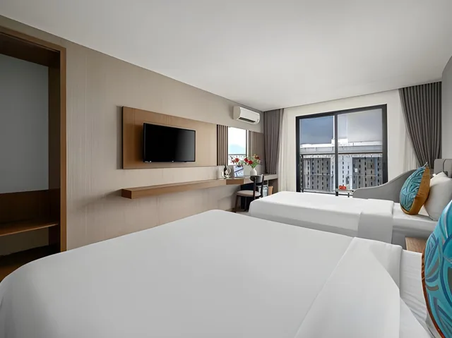 Senior, Triple, 1 Double and 1 Single Bed, City View, Balcony، Sochi Hotel 2/2