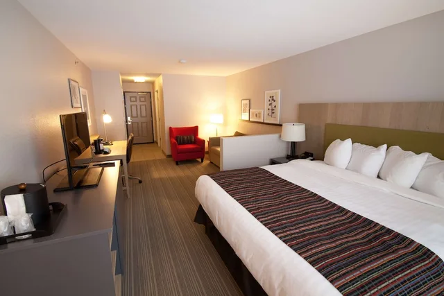 جناح استوديو بسرير كينج لذوي الإعاقة، Country Inn & Suites By Radisson, Decorah, IA 1/3