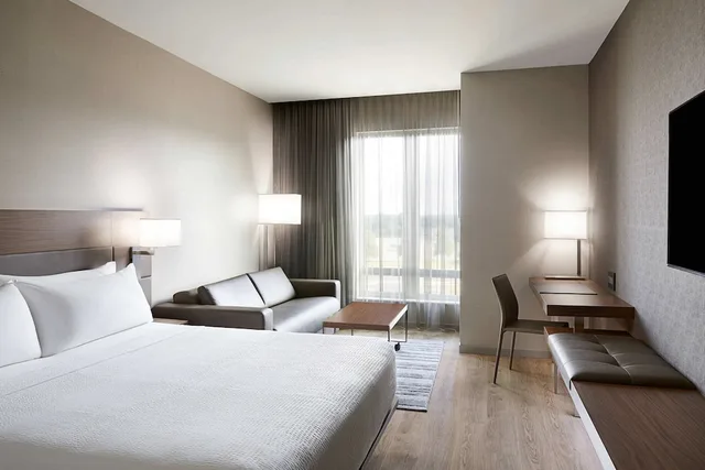 غرفة بسرير كينج مع أريكة، AC Hotel Bloomington Mall of America 1/5