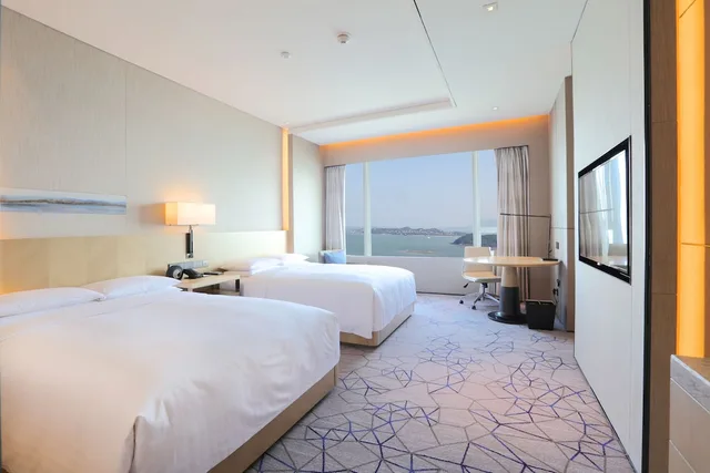 غرفة تنفيذية بسريرين مزدوجين بإطلالة على المرفأ، Marriott Xiamen Hotel Haicang 1/4