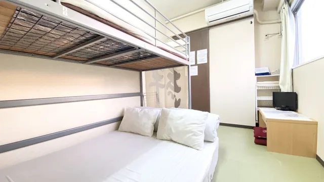 غرفة بفراش فوتون وسريرين منفصلين بحمام مشترك، GUEST HOUSE Bs Five II 2/5