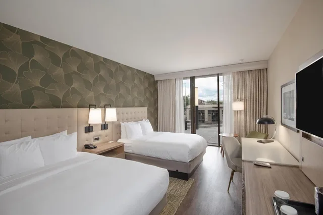 غرفة بسريرين كوين بإطلالة على المسبح بشرفة، Hilton Birmingham Downtown at UAB 2/10