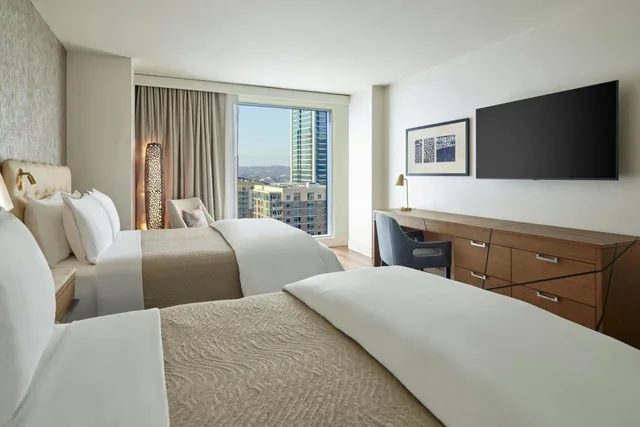 غرفة كبيرة بسريرين كوين بحوض استحمام لذوي الإعاقة، The Westin Austin Downtown 4/10