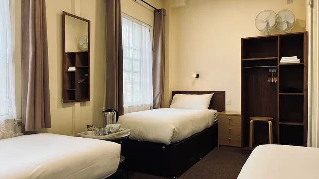 غرفة رباعية بسرير مزدوج وسريرين منفصلين، Arriva Hotel 8/10