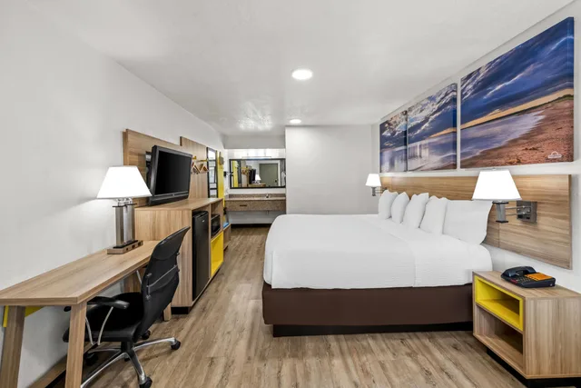 غرفة بسرير مزدوج، Days Inn By Wyndham Independence 2/6