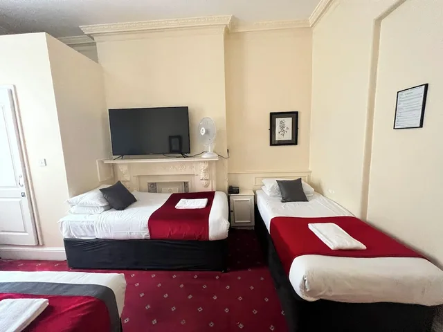 غرفة رباعية بسرير مزدوج وسريرين منفصلين، Arran House Hotel 3/4