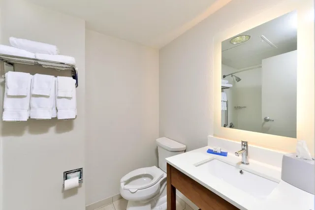 جناح بسريرين كوين مع أريكة بمنطقة جلوس، Holiday Inn Express Blowing Rock South 6/8