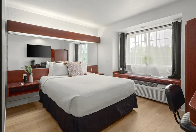Standard, Queen Bed, The Block Hotel 3/8