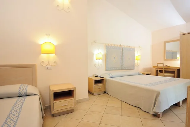 غرفة كلاسيكية ثلاثية بسرير مزدوج وسرير فردي، Cala Fiorita 3/6