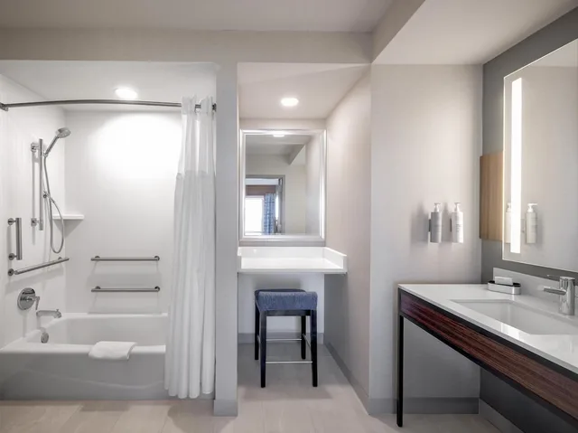 Presidential, Suite, King Bed, 1.5 Bathrooms, Sofa, Accessible، Hilton Garden Inn Des Moines/Urbandale 6/7