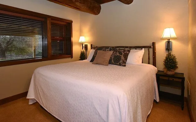 شاليه بسريرين كينج وسرير كوين بـ5 غرف نوم مع أريكة، Seven Springs Resort 2/8