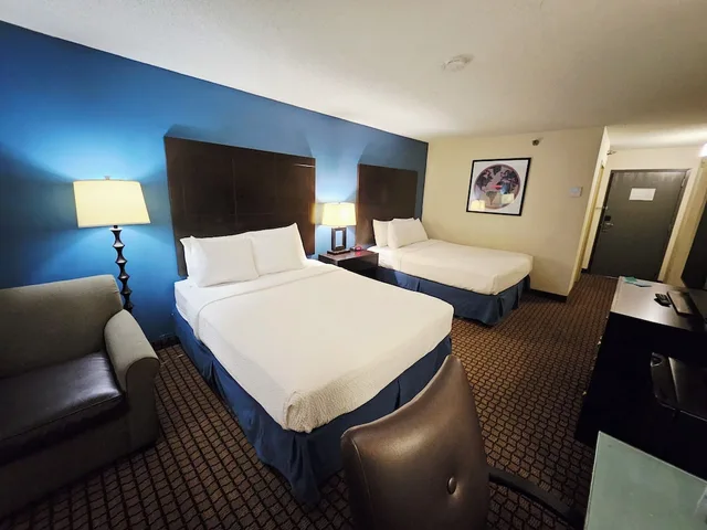 غرفة بسريرين كوين، Ramada Plaza by Wyndham Sheridan Hotel and Convention Center 2/3