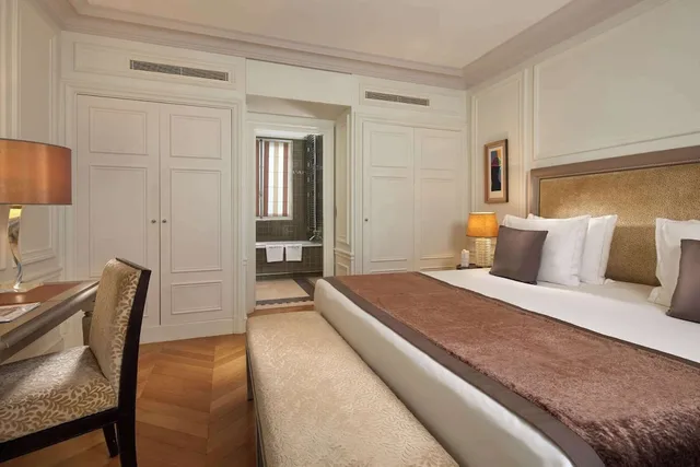 جناح بسرير كينج بشرفة مع أريكة، Majestic Hotel Spa 1/3