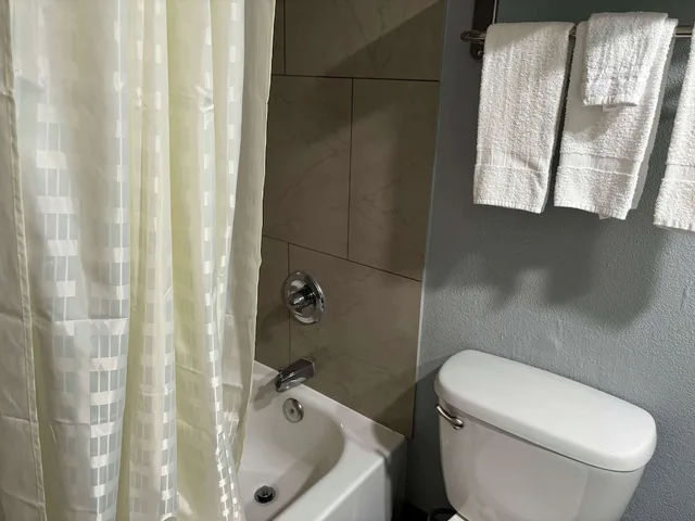 غرفة قياسية بسرير كينج، Studio6 Suites Memphis, TN – East Memphis 7/7