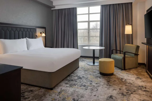 غرفة تنفيذية بسرير كينج بإطلالة مع دخول الصالة، Hilton Cardiff Hotel 1/17