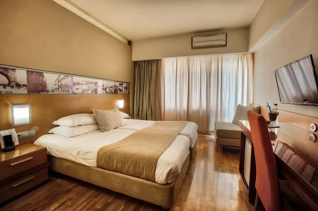 Superior, Double Bed, Street View، Capsis Astoria 2/10