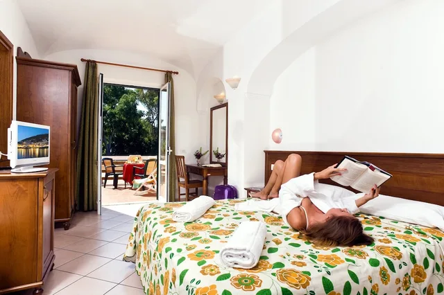 غرفة ديلوكس ثلاثية بسرير كوين وسرير فردي، Villa Angela Terme 1/2