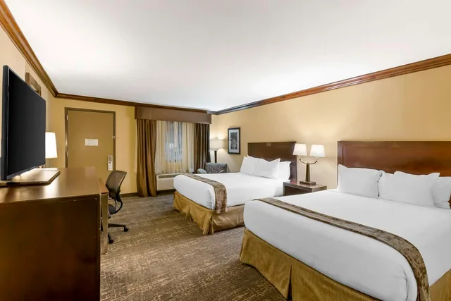 غرفة بسريرين كوين، Best Western Plus Raton Hotel 2/4
