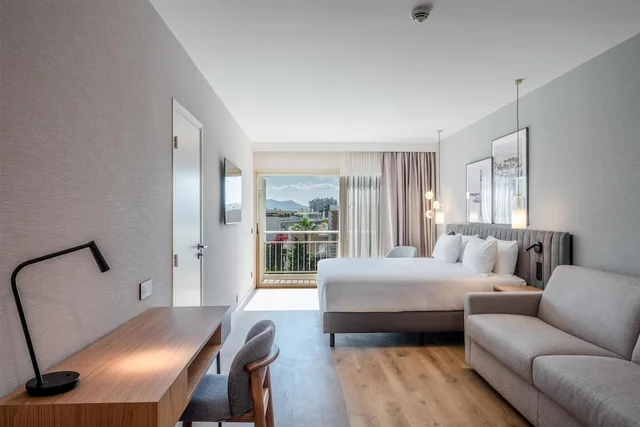 جناح جونيور بسرير كينج بإطلالة على الحديقة، Luxotel Cannes 3/4