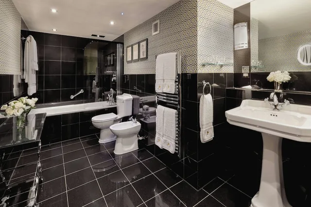 جناح جونيور بسرير كينج، Milestone Hotel 5/7
