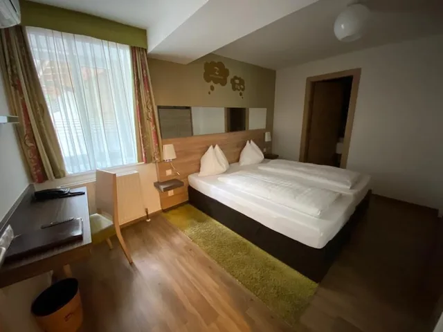 غرفة اقتصادية بسرير كوين وسرير فردي بغرفة نوم واحدة، Hotel Dollinger 1/3