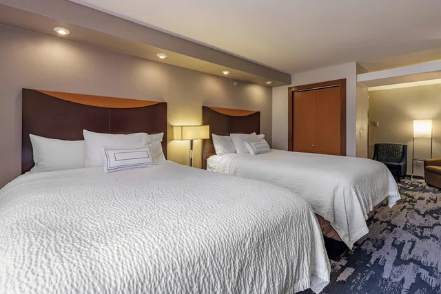 جناح بسريرين كوين بغرفة نوم واحدة مع أريكة، Fairfield Inn Suites Texarkana 1/5
