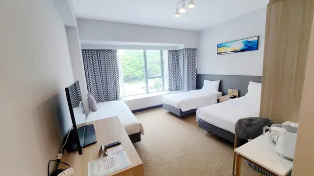 Superior, 3 Beds, Grand Bay View Hotel 2/4