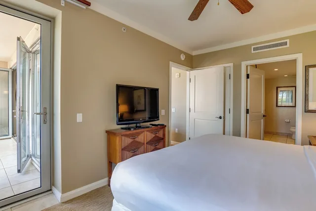 1 Bedroom, King Bed, Resort View, 2 Sofa, Den, OUTRIGGER Honua Kai Resort & Spa 1/9