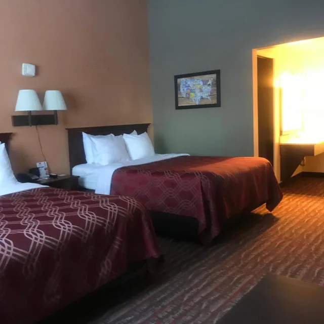 غرفة رباعية بسريرين كوين بإطلالة على البحيرة، Econo Lodge Lakeview 9/10