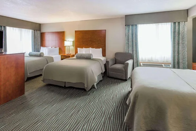 Room, Multiple Beds، Americinn By Wyndham Des Moines Airport 2/5
