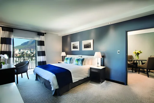 جناح، The Commodore Hotel 1/1