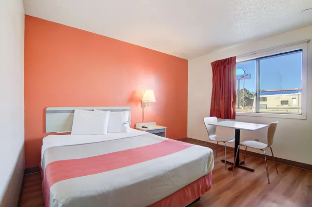 غرفة قياسية بسرير كينج، Motel6 Colby, KS 3/6