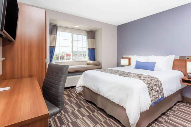 Room, Queen Bed, Microtel Inn & Suites By Wyndham Sault Ste. Marie 3/10
