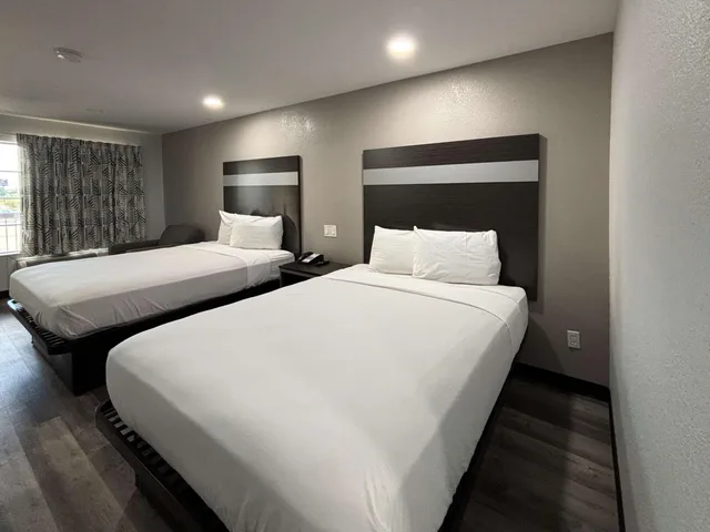 2 Queen Beds - Non-Smoking, Micfridge, Motel6 La Porte, TX 1/10