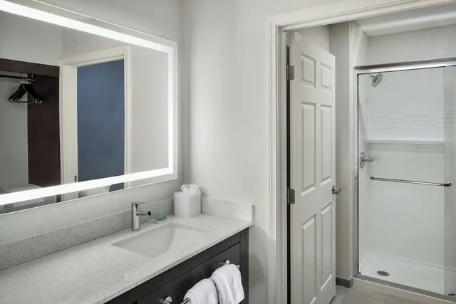 جناح بسرير كوين بإطلالة على المدينة بغرفة نوم واحدة مع أريكة، Residence Inn by Marriott Flint 8/10