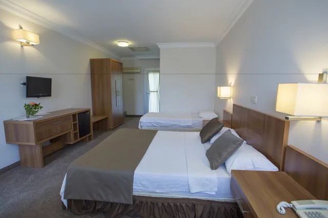 غرفة ثلاثية بسرير مزدوج وسرير فردي بإطلالة على الحديقة في الملحق، Melis Otel 9/10