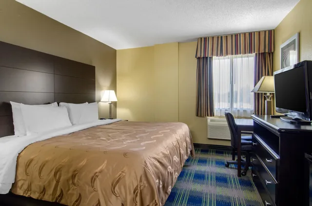 غرفة بسرير كينج لذوي الإعاقة، Quality Inn Merriam Kansas City 2/5