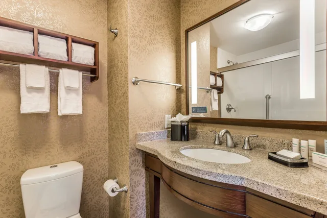 Room, King Bed, Balcony, Hampton Inn Manhattan Grand Central 8/8