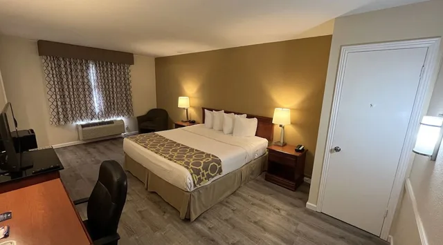 غرفة بسرير كينج، Days Inn by Wyndham Fontana / Rialto 1/6