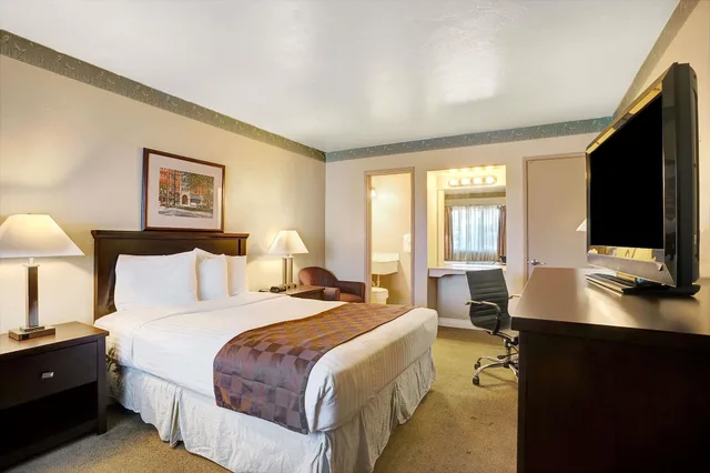 Standard, Queen Bed, Travelodge by Wyndham Everett City Center 4/7