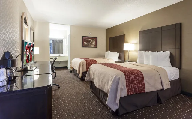 غرفة بسريرين مزدوجين لذوي الإعاقة، Red Roof Inn & Suites DeKalb 2/5