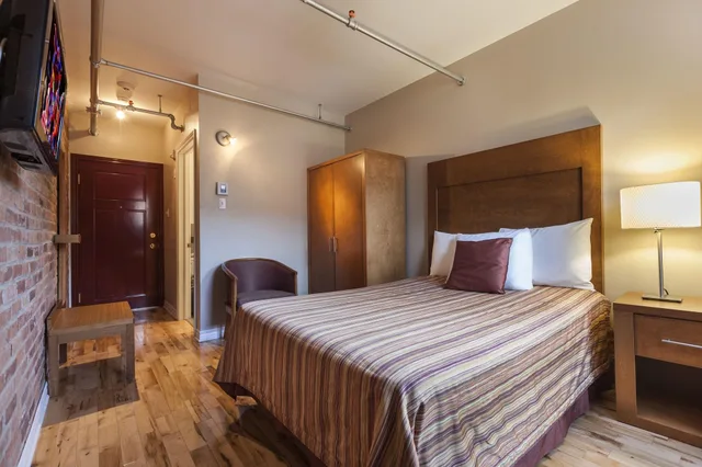 غرفة قياسية بسرير مزدوج، Hotel Quartier des Spectacles 1/5