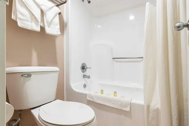 Deluxe, King Bed, Sofa, Kitchenette, Sundial Inn 2/3
