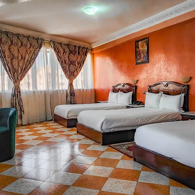 غرفة ثلاثية، Hotel Les Ambassadeurs 2/6